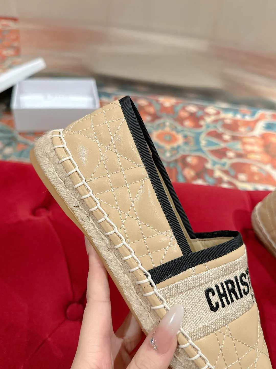 👟👟Ex-factory price 460👟👟 Dior DIOR's new popular early spring fisherman shoes 🆕 Simple, elegant and fashionable, timeless and timeless, it is a classic that will never fade away in the fashion circle, retro fisherman shoes. Original hand-woven surface, electric embroidery technology! Specific cloth surface and rubber outsole. Code number: 35-39 (40.41 customized, non-refundable)